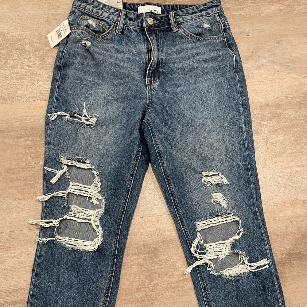NWT Vervet jeans boyfriend distressed style. Size 28